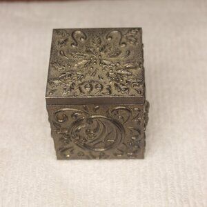 Hallmark 1993 Metal Holiday Trinket Box – Holly & Scrollwork – Vintage Christmas